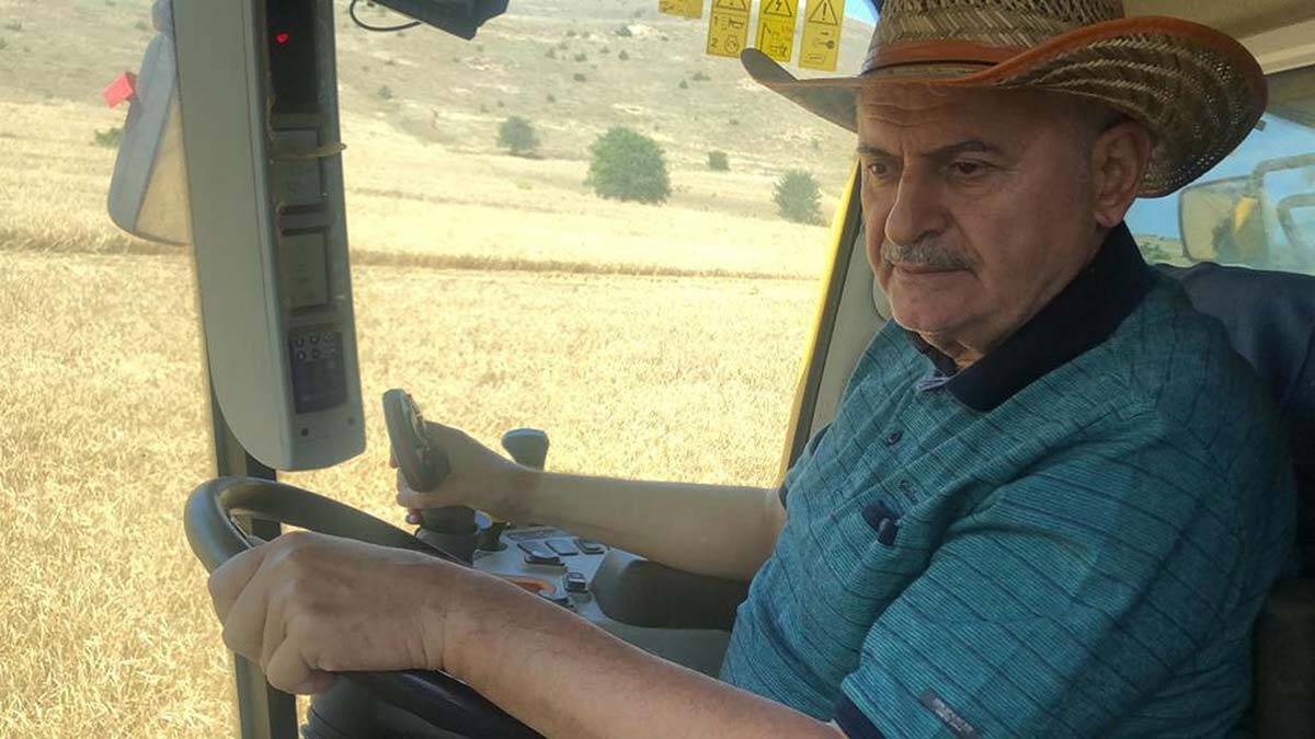 Binali Yıldırım biçerdöverle hasat yaptı