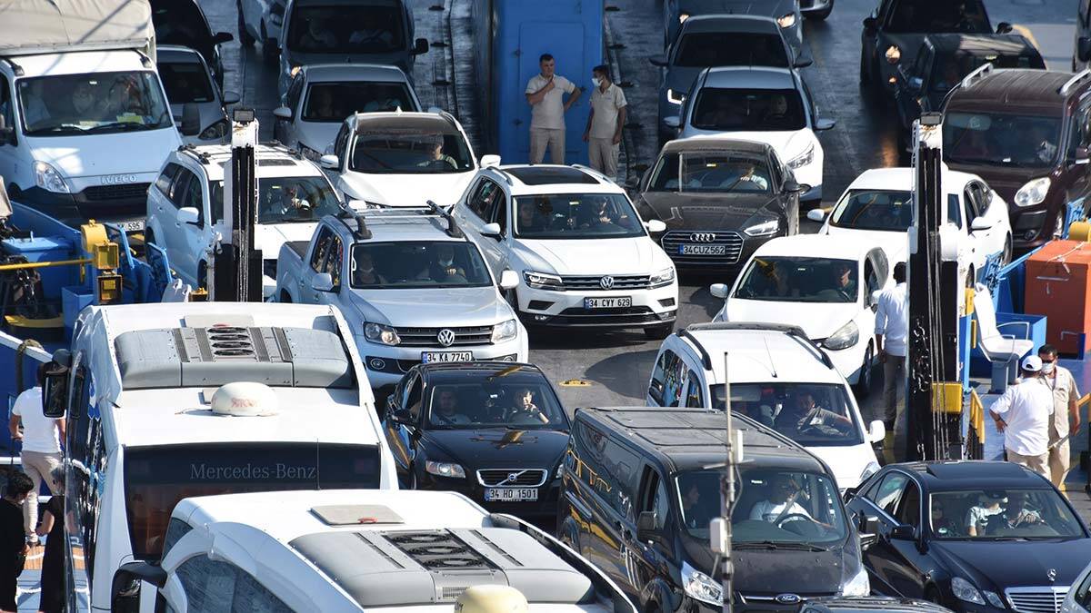 Çanakkale feribot iskelesinde yoğunluk