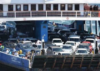 Çanakkale feribot iskelesinde yoğunluk