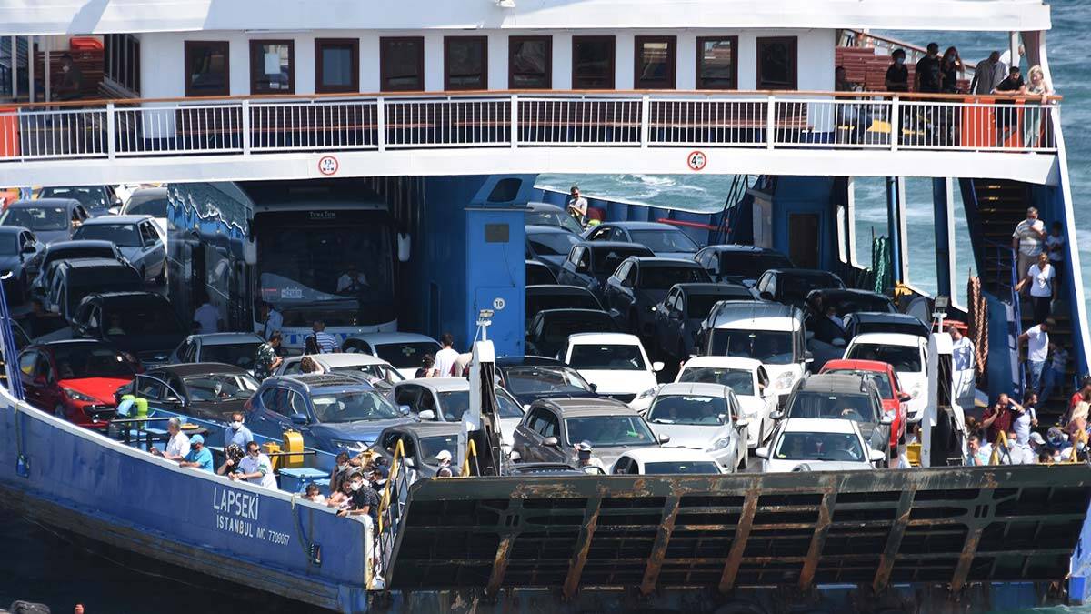 Çanakkale feribot iskelesinde yoğunluk