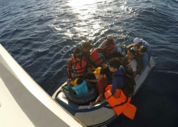 Çanakkale'de 12 kaçak göçmen kurtarıldı