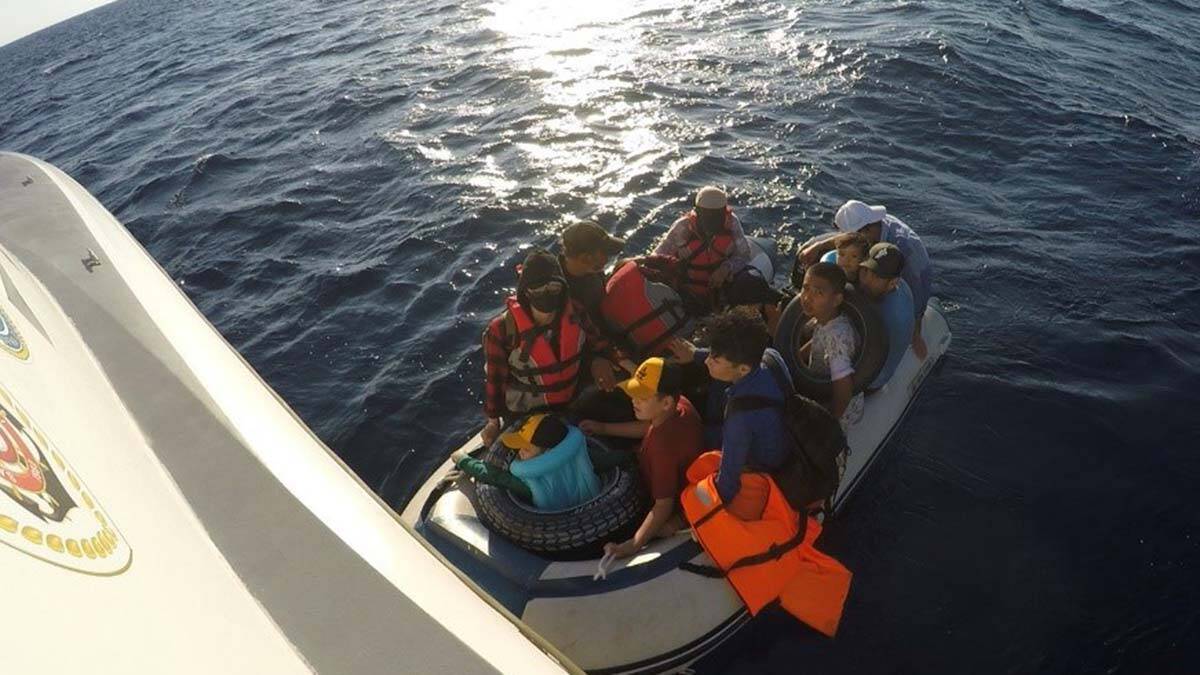 Çanakkale'de 12 kaçak göçmen kurtarıldı