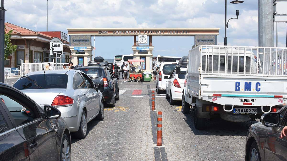 Tatilin son günü dönüş yoğunluğu sürüyor