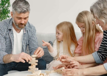 Çocuğunuzla iletişimde kelimelerin gücüne inanın