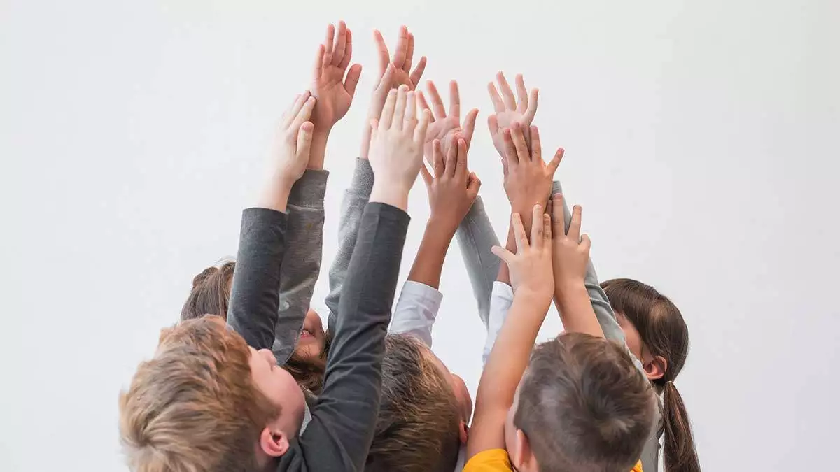 Children with their hands up - yazarlar - haberton
