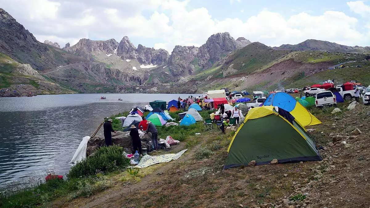 Sat buzul gölleri doğaseverleri cezbetti