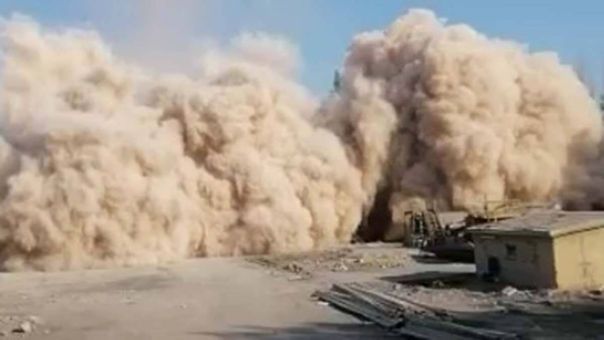 Çimento fabrikasında kuleler yıkıldı