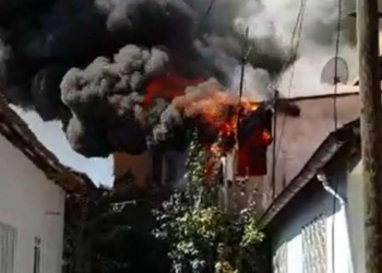 Denizli'de 2 katlı ev alev alev yandı
