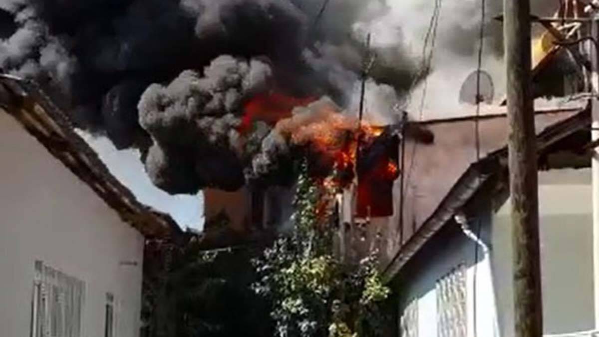 Denizli'de 2 katlı ev alev alev yandı