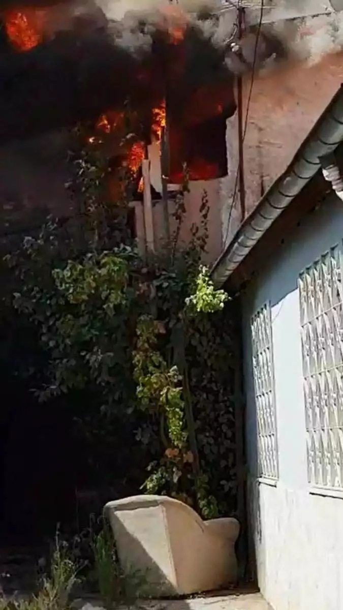 Denizli'de 2 katlı ev alev alev yandı