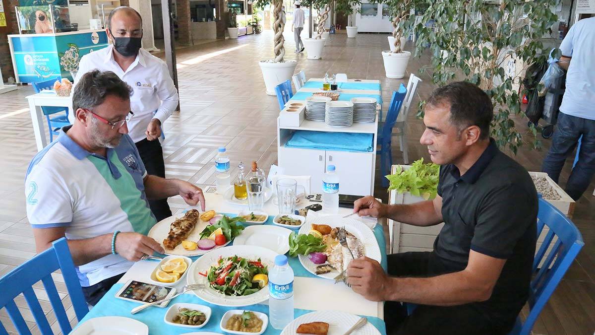 Dikeni zehirli aslan balığı restoran menüsünde