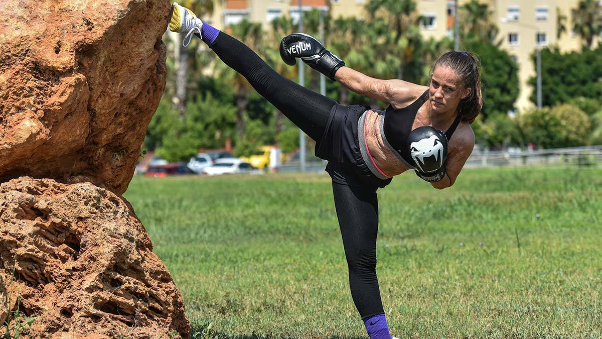 4 yaşındayken kardeşinin oynadığı çakmaktan çıkan yangında elbisesi tutuşup, belinden boynuna kadar yanan, Dilara acılarını şampiyonluklarla unutuyor.