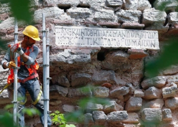 Düşme tehlikesi bulunan kitabeye koruma