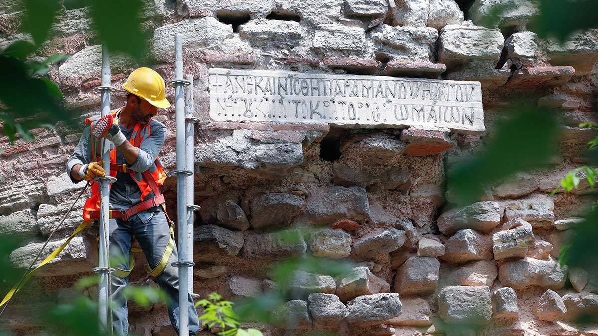 Düşme tehlikesi bulunan kitabeye koruma