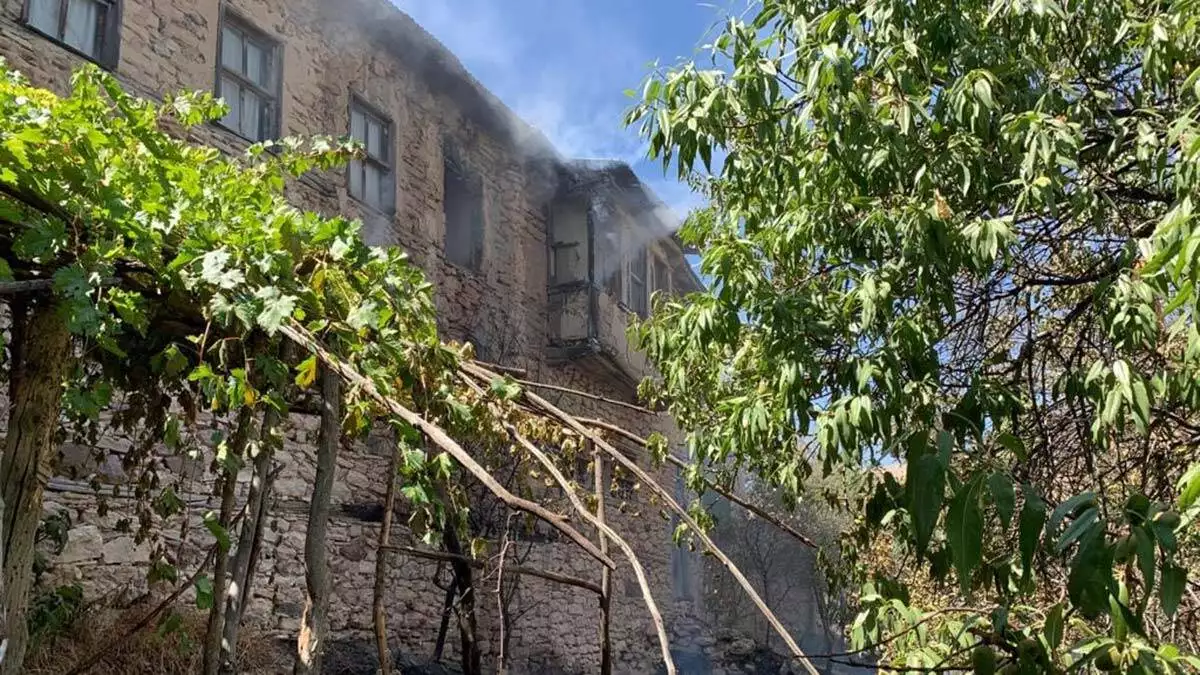 Elazığ'daki yangın 10 saatte söndürüldü