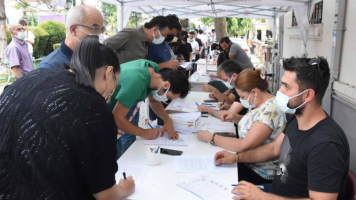 Eskişehir'de mobil aşı stantlarında kuyruk