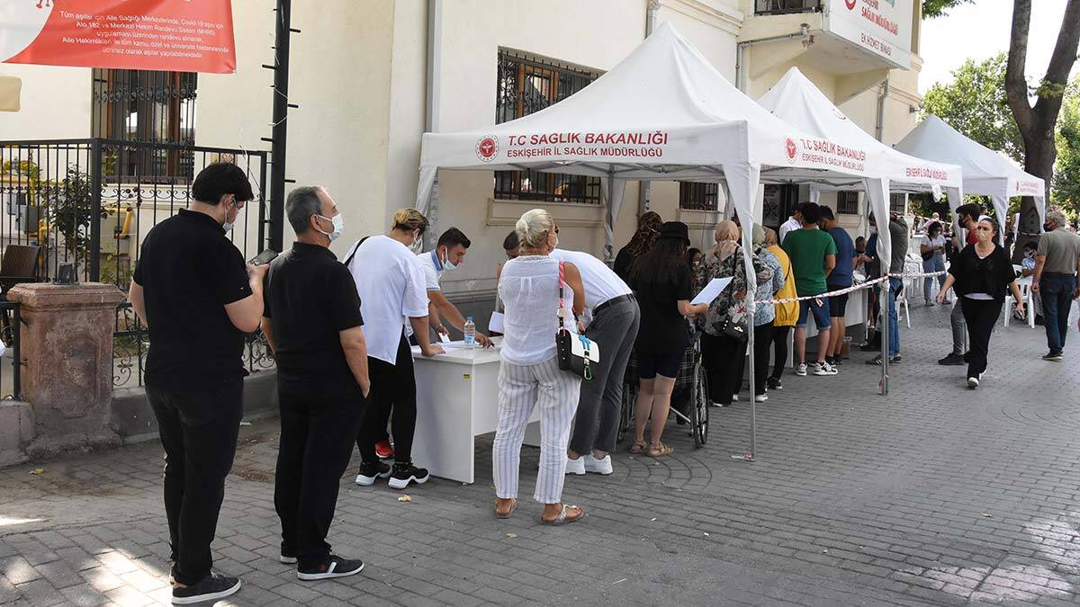 Eskişehir'de mobil aşı stantlarında kuyruk