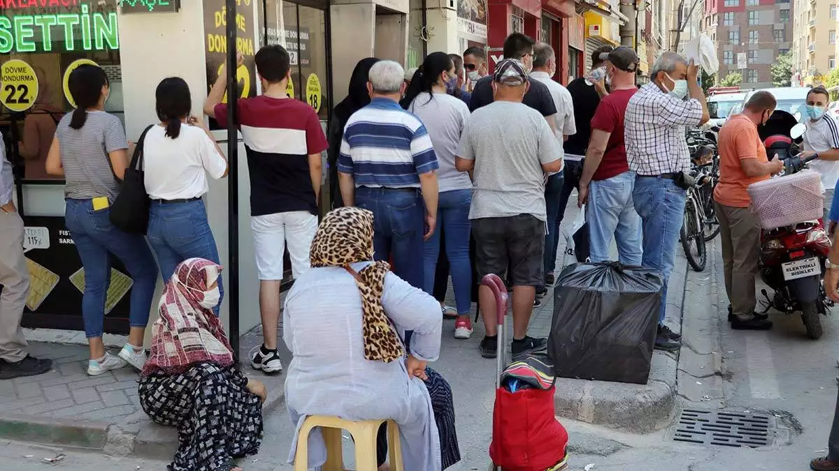 Eskişehir'de ucuz baklava kuyruğu