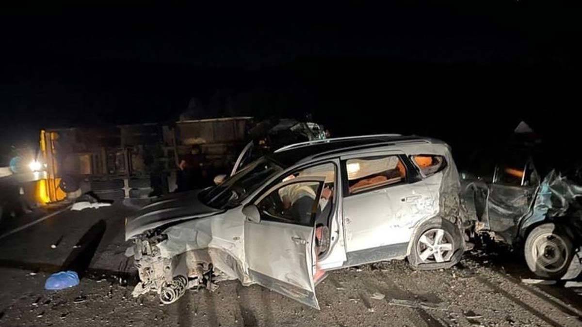 Freni boşalan kamyonu yan yatırdı