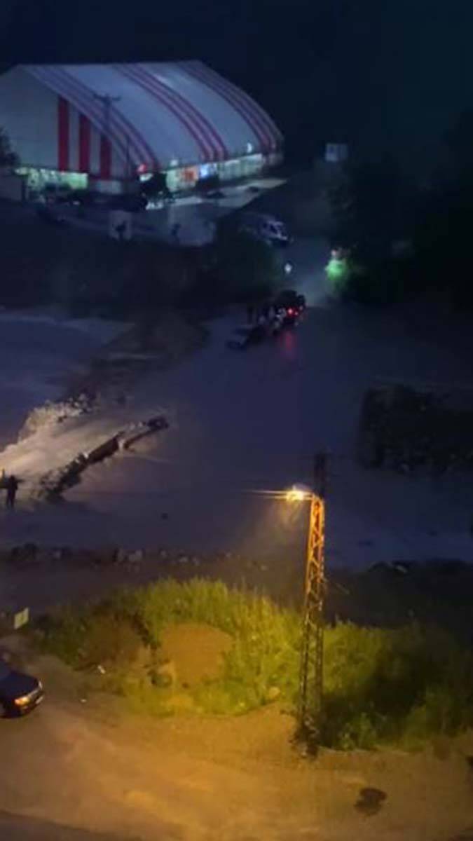 Giresun'da dere taştı, yolda kalan araçlar kurtarıldı 