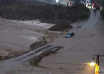 Giresun'da dere taştı, yolda kalan araçlar kurtarıldı