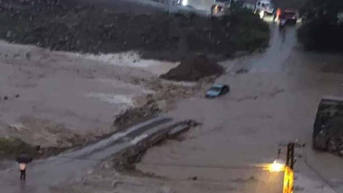 Giresun'da dere taştı, yolda kalan araçlar kurtarıldı