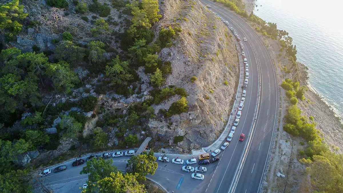 Mesire alanı girişinde piknik kuyruğu