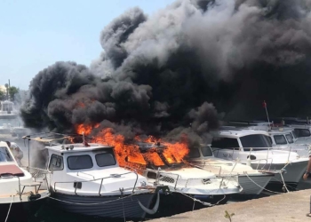 Maltepe Sahili'nde 5 tekne yandı, teknelerde henüz bilinmeyen bir nedenle yangın çıktı. İhbar üzerine olay yerine çok sayıda itfaiye ekibi sevk edildi.