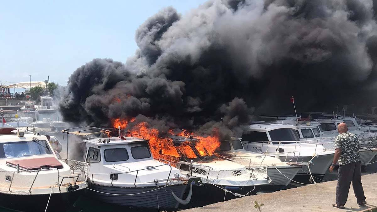 Maltepe Sahili'nde 5 tekne yandı, teknelerde henüz bilinmeyen bir nedenle yangın çıktı. İhbar üzerine olay yerine çok sayıda itfaiye ekibi sevk edildi.