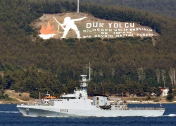 İngiliz savaş gemisi Çanakkale Boğazı'ndan geçti