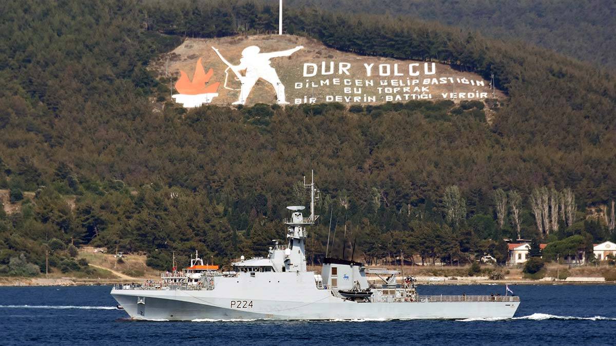 İngiliz savaş gemisi Çanakkale Boğazı'ndan geçti