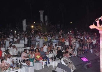 Işın Karaca konserinde sahnede evlilik teklifi