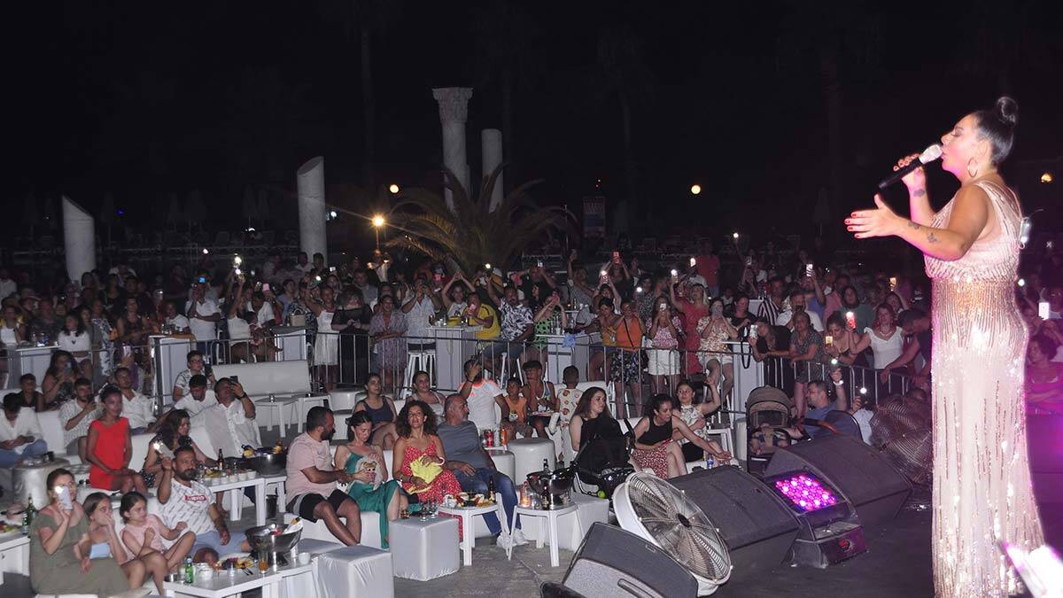 Işın Karaca konserinde sahnede evlilik teklifi