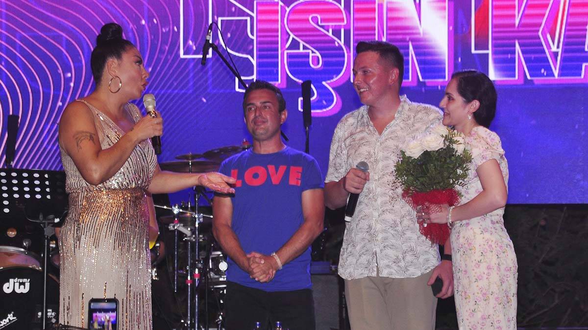 Antalya'nın Manavgat ilçesinde Pop müzik sanatçısı Işın Karaca konser verdi. Karaca'nın dinleyicilerinden biri, kız arkadaşına sahnede evlilik teklifi yaptı.