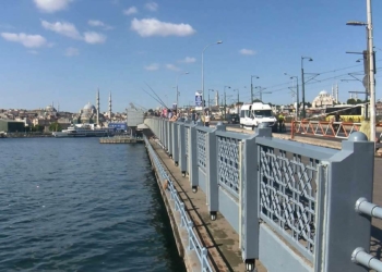 Galata Köprüsü olta balıkçıların akınına uğradı