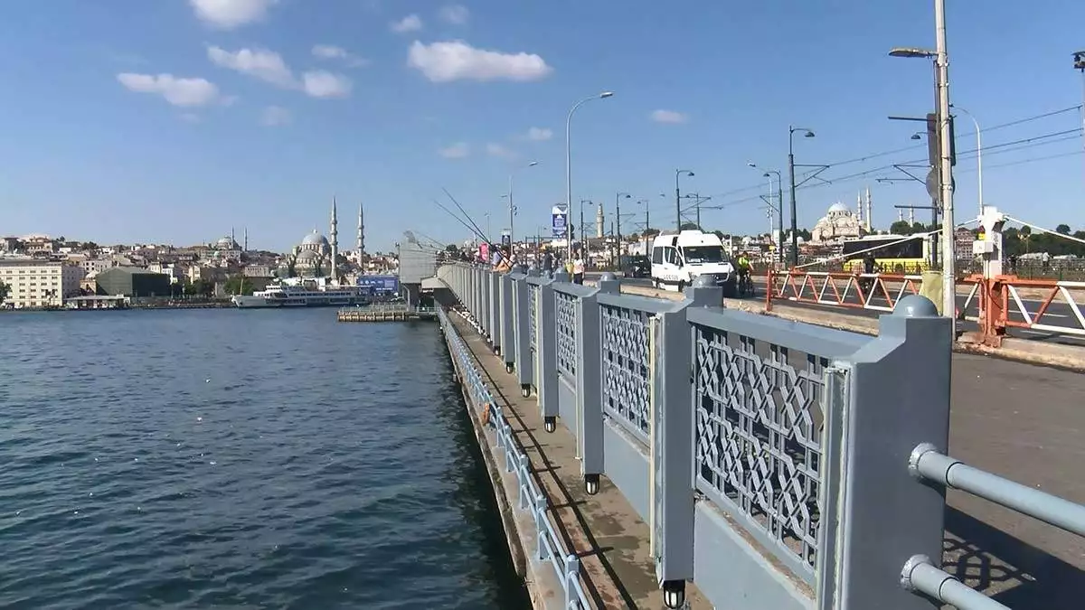 Galata köprüsü olta balıkçıların akınına uğradı