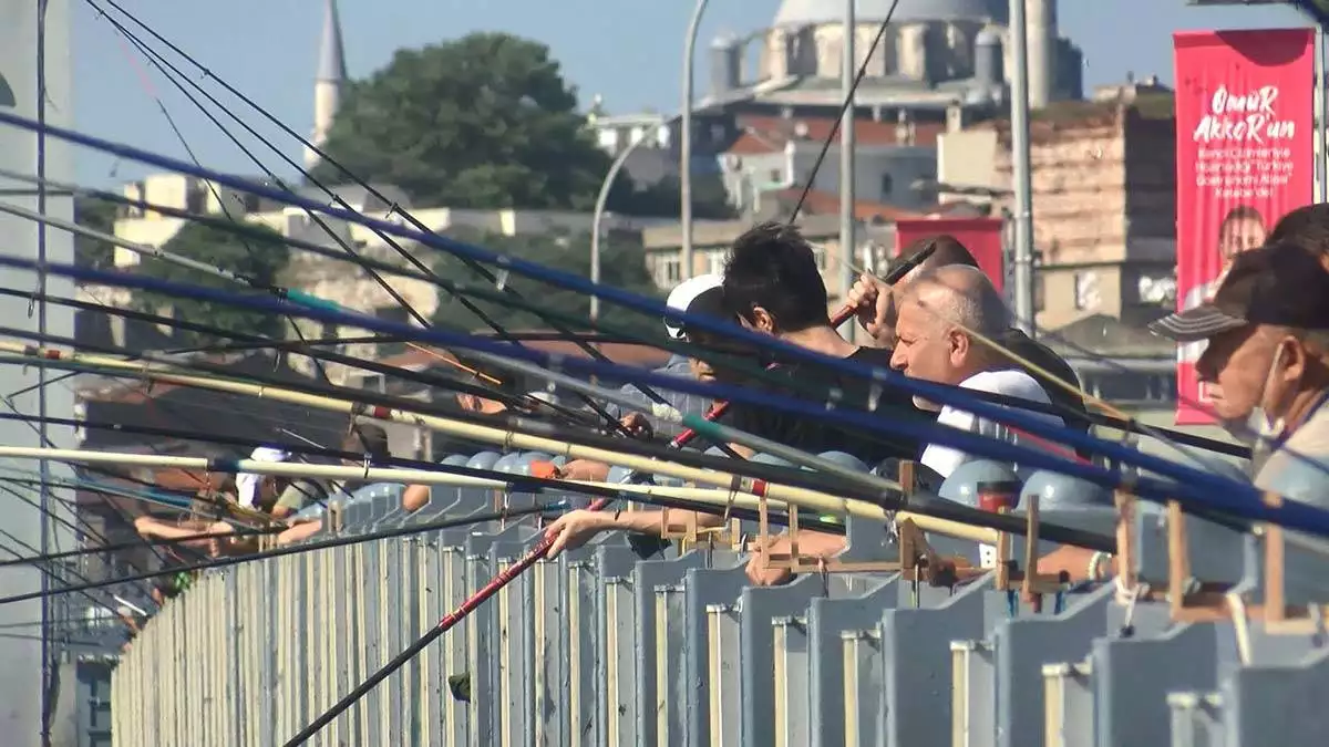 Galata köprüsü olta balıkçıların akınına uğradı