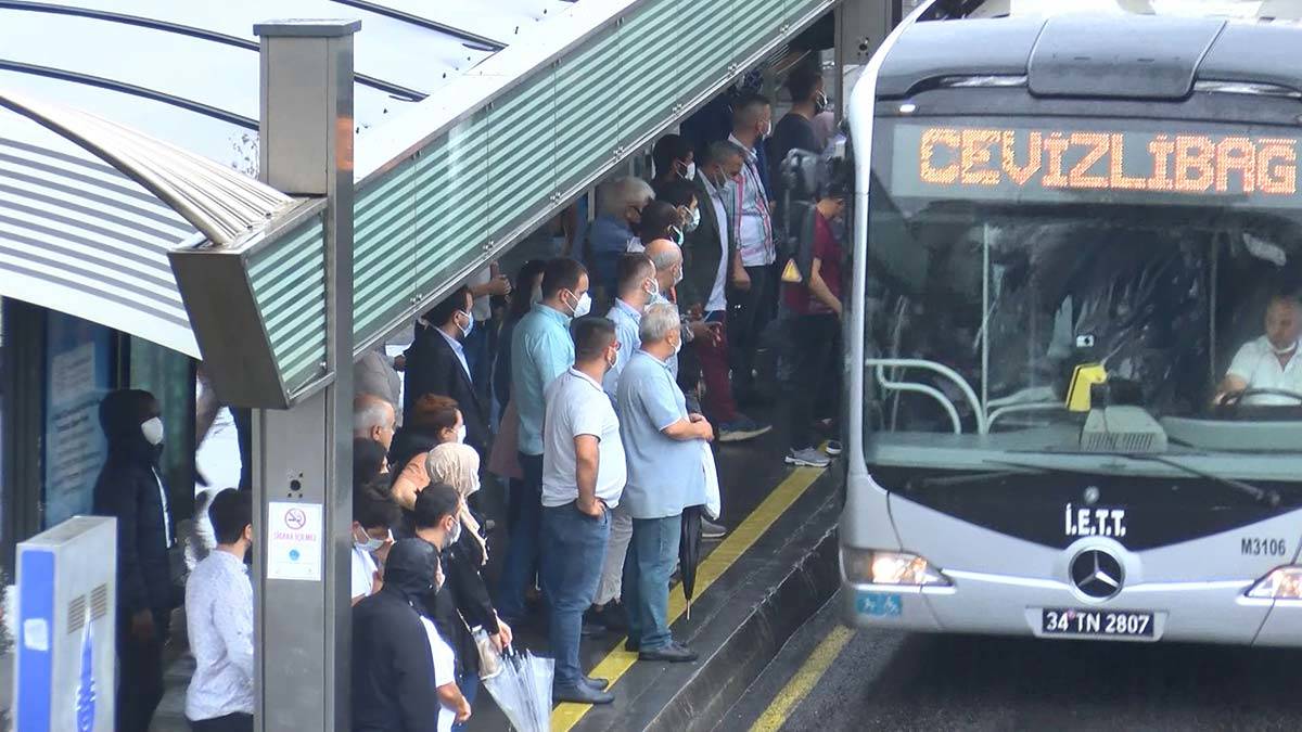 İstanbul'da yağmur yağdı; trafik yüzde 67'ye ulaştı