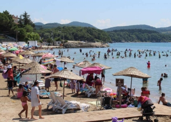 Kandıra sahilleri tatilcilerle doldu