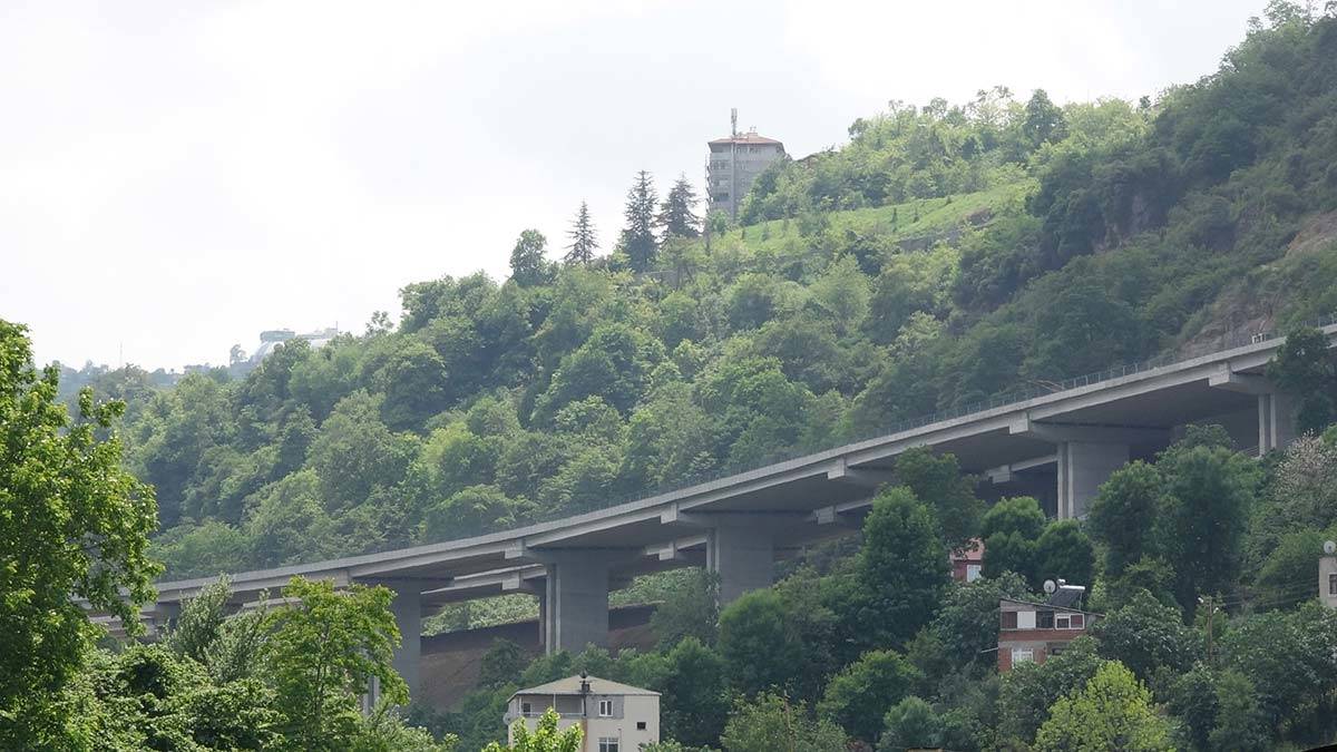 Engebeli arazi yapısı yol yapımını zorlaştırıyor