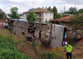 Kastamonu'da otobüs ile otomobil çarpıştı: 21 yaralı