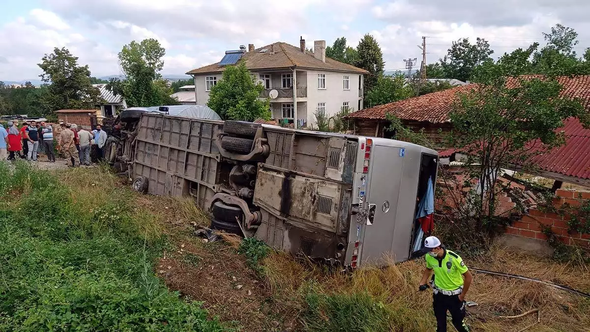 Kastamonu'da otobüs ile otomobil çarpıştı: 21 yaralı