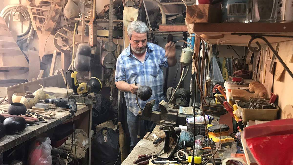 Luthier Feridun Obul, kaya resimleri, minyatür ve tabletlerden yola çıkarak kaybolan müzik enstrümanlarını yeniden tasarlıyor.