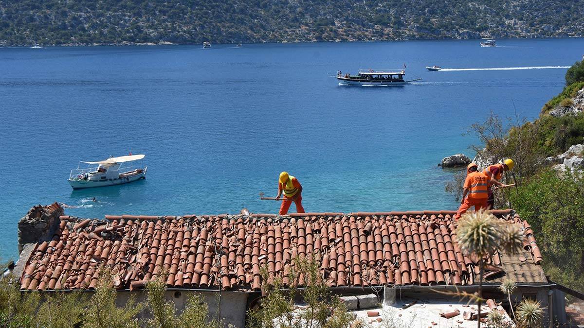 Kekova'daki villa yıkıldı