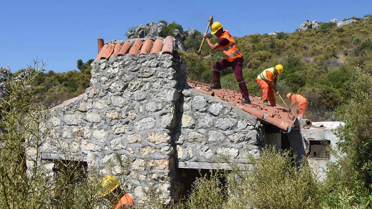 Kekova'daki villa yıkıldı