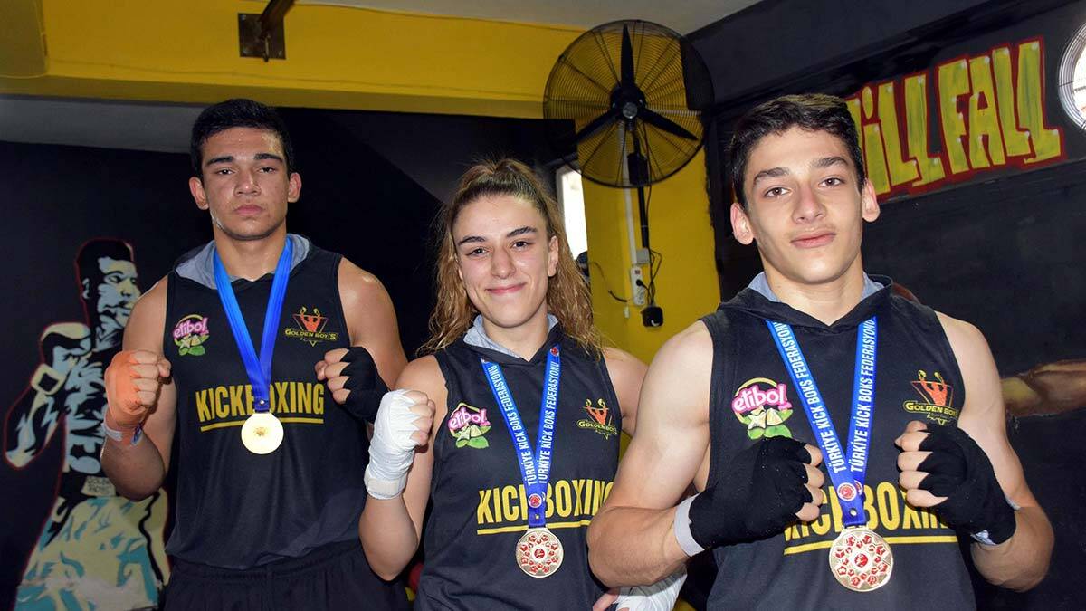 Kick boksta engel tanımayıp şampiyon oldular