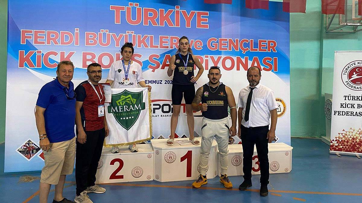 Kick boksta engel tanımayıp şampiyon oldular