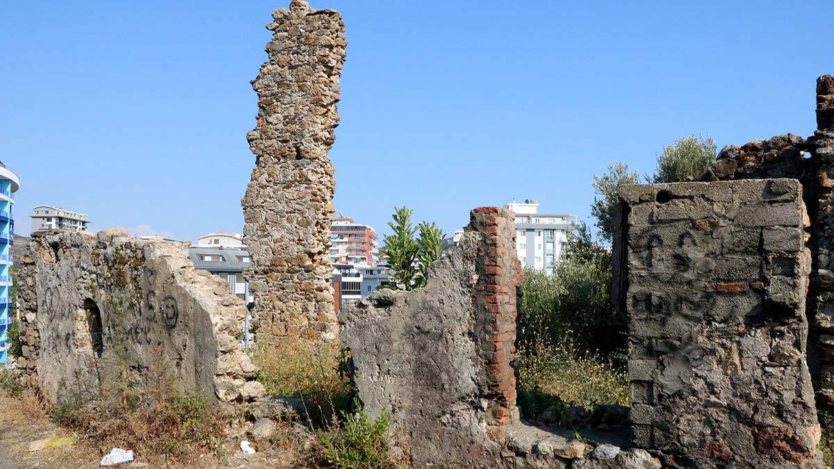 Naula Antik Kenti'nin duvarları karalama defteri gibi