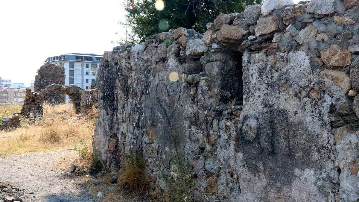 Naula antik kenti'nin duvarları karalama defteri gibi