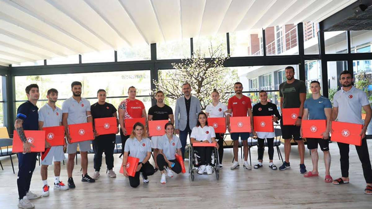 Bakan Kasapoğlu'ndan Olimpik sporculara moral